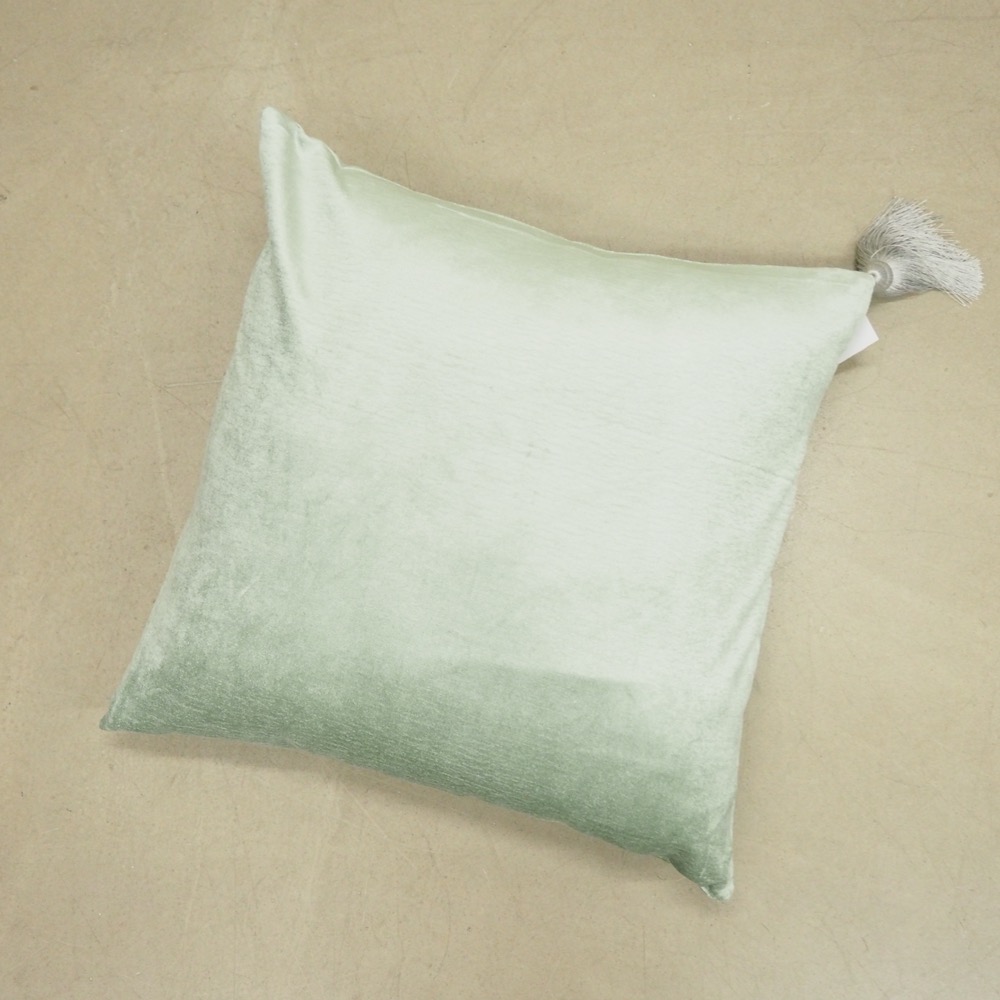 Deko-Samt-Kissenhülle Vanessa mint Quaste silberfarbig ca. 50 x 50 cm