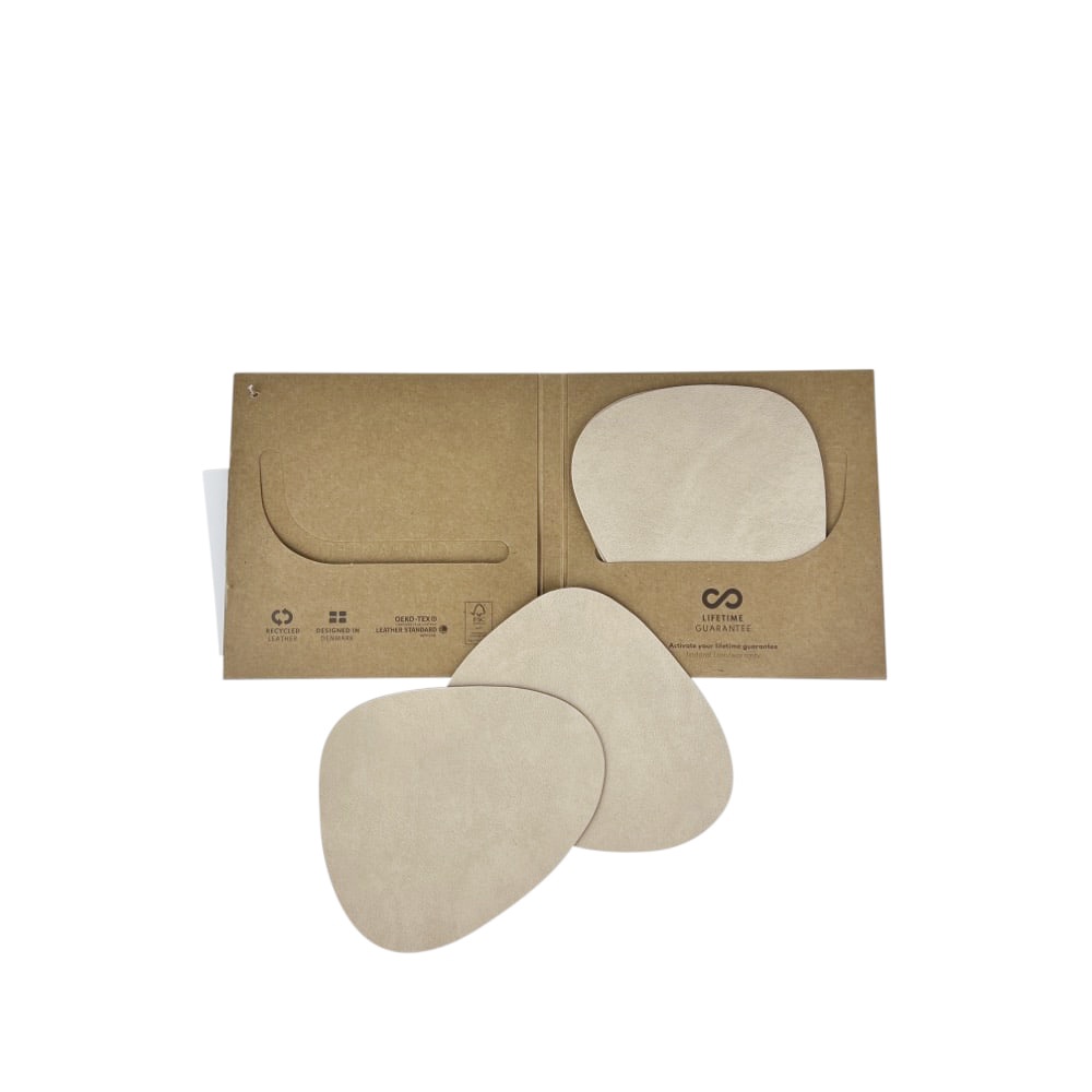 Asymmetrische Leder-Untersetzer Curve 4 Stück Sand 11 x 13 cm