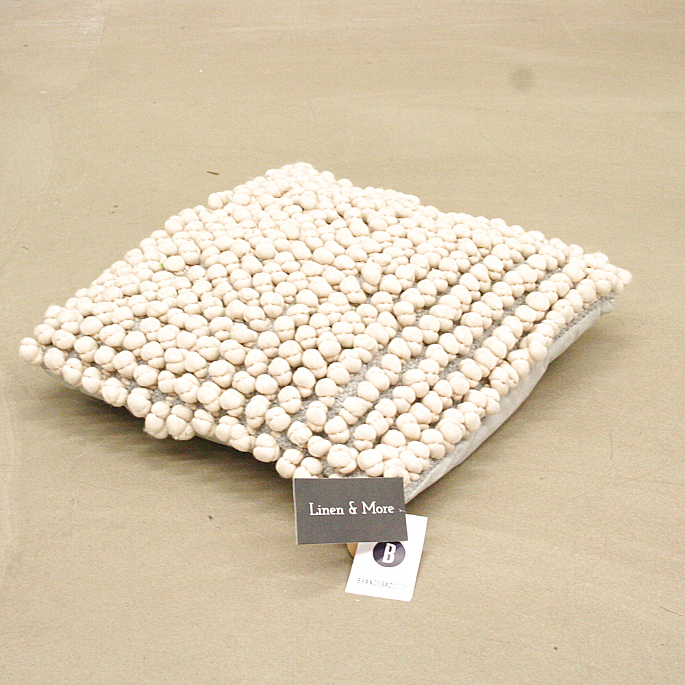 Kissen Bergen mit kleinen Stoffkugeln mit Inlett B 45 x L 45 cm