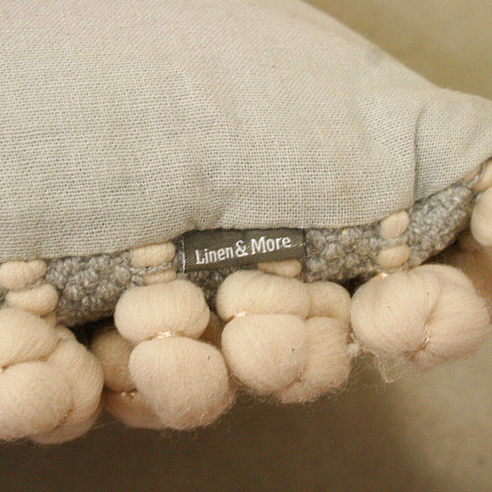Kissen Bergen mit kleinen Stoffkugeln mit Inlett B 45 x L 45 cm