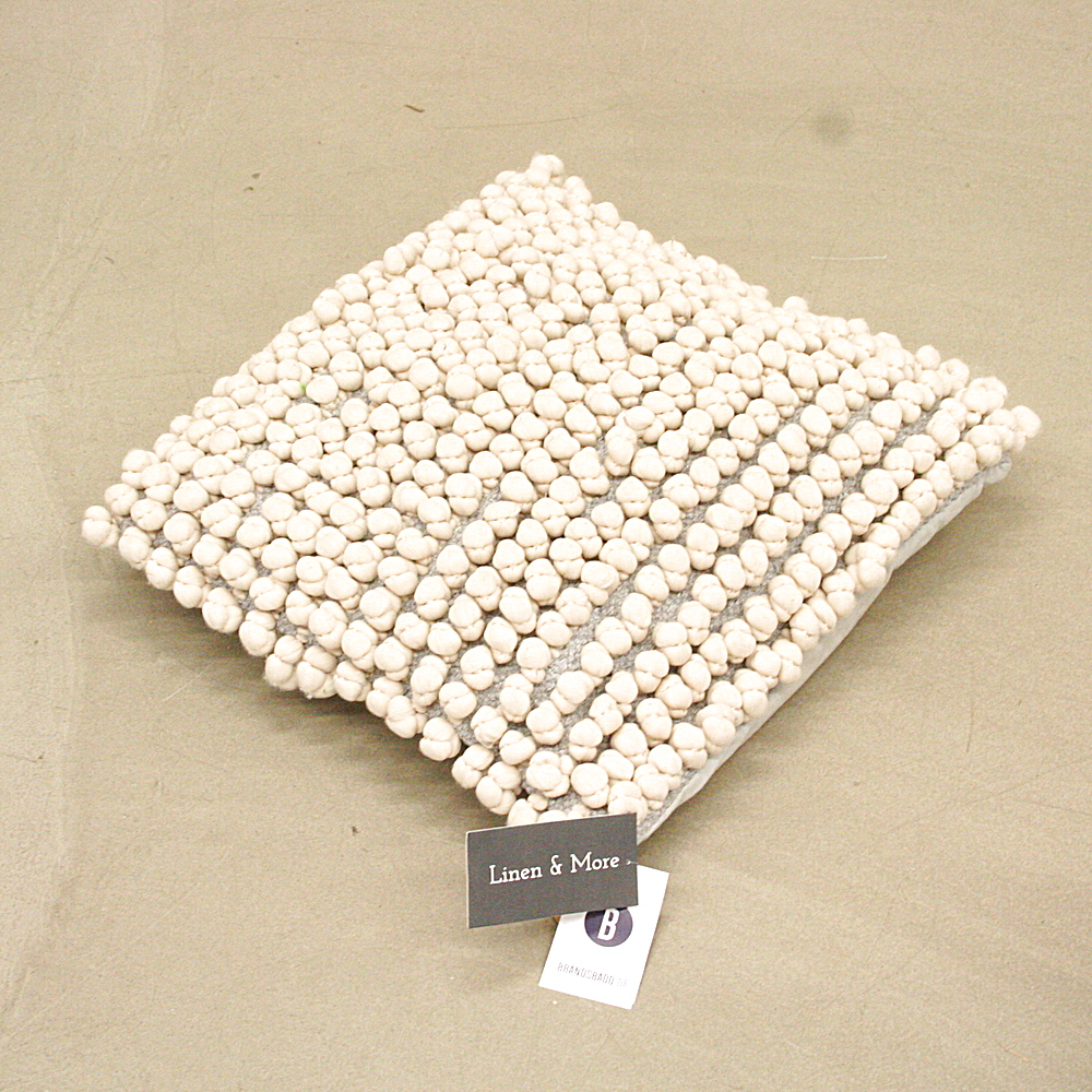 Kissen Bergen mit kleinen Stoffkugeln mit Inlett B 45 x L 45 cm